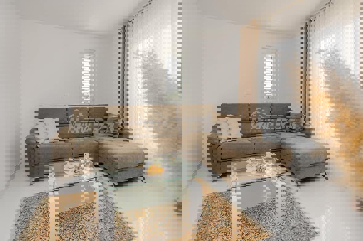 Palazzina con tre unità abitative, completamente attrezzata.