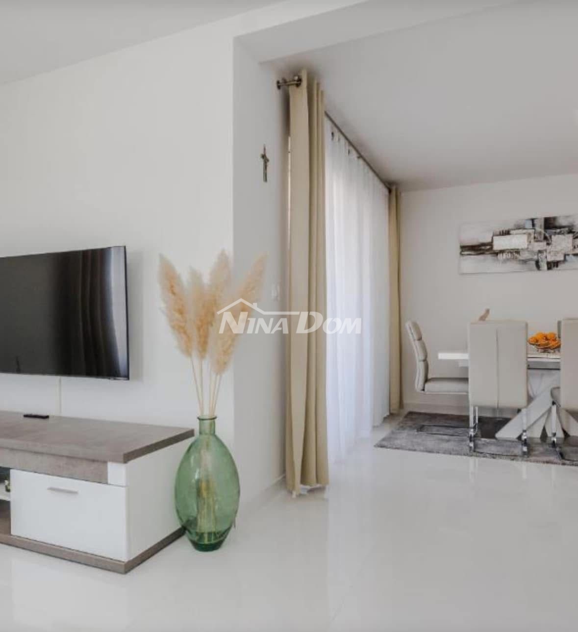 Palazzina con tre unità abitative, completamente attrezzata.