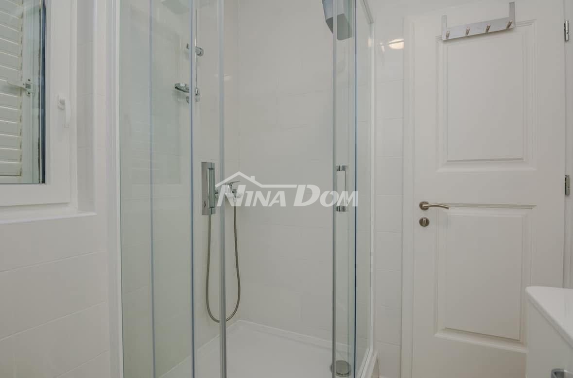 Palazzina con tre unità abitative, completamente attrezzata.