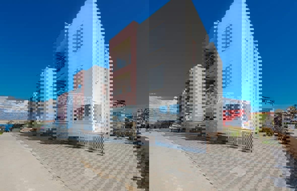 Palazzina con tre unità abitative, completamente attrezzata.