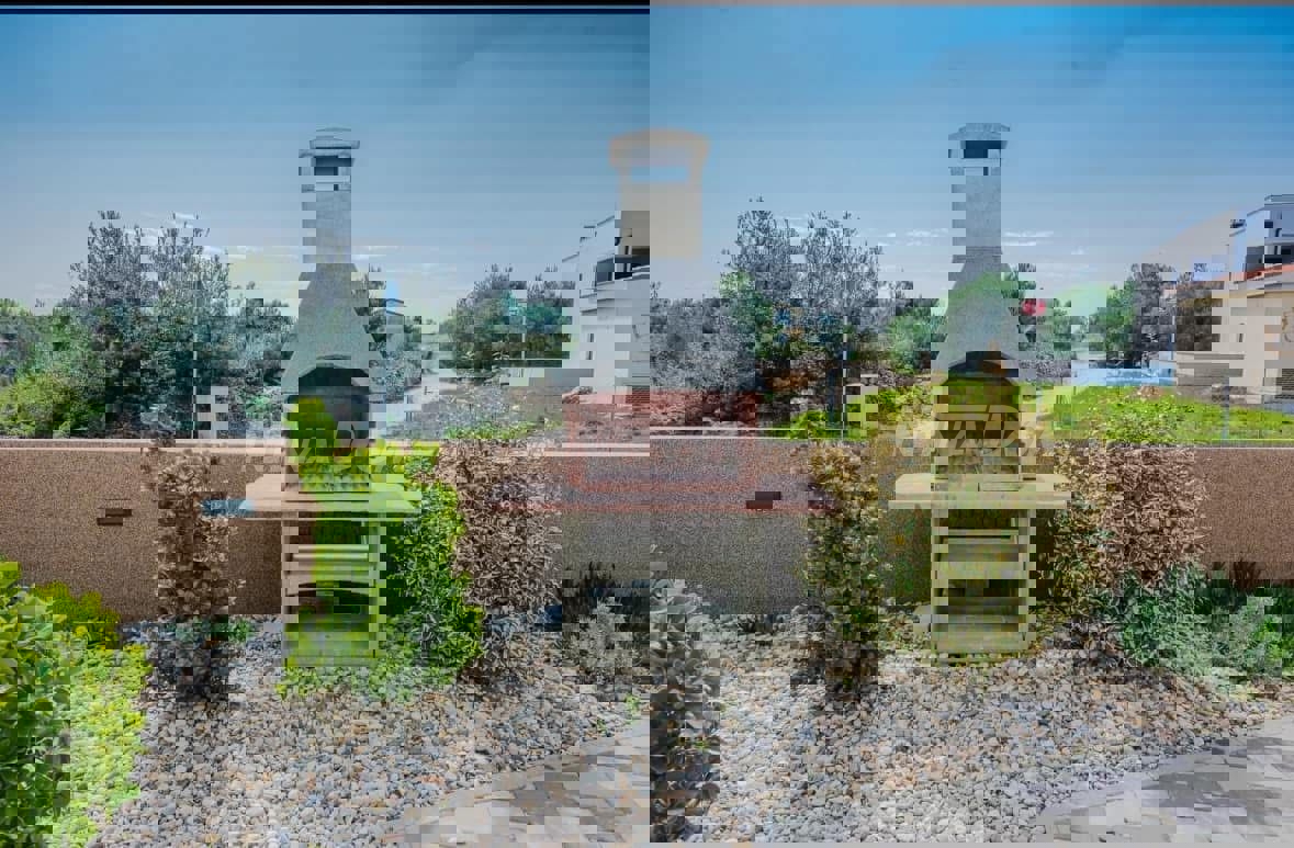 Palazzina con tre unità abitative, completamente attrezzata.