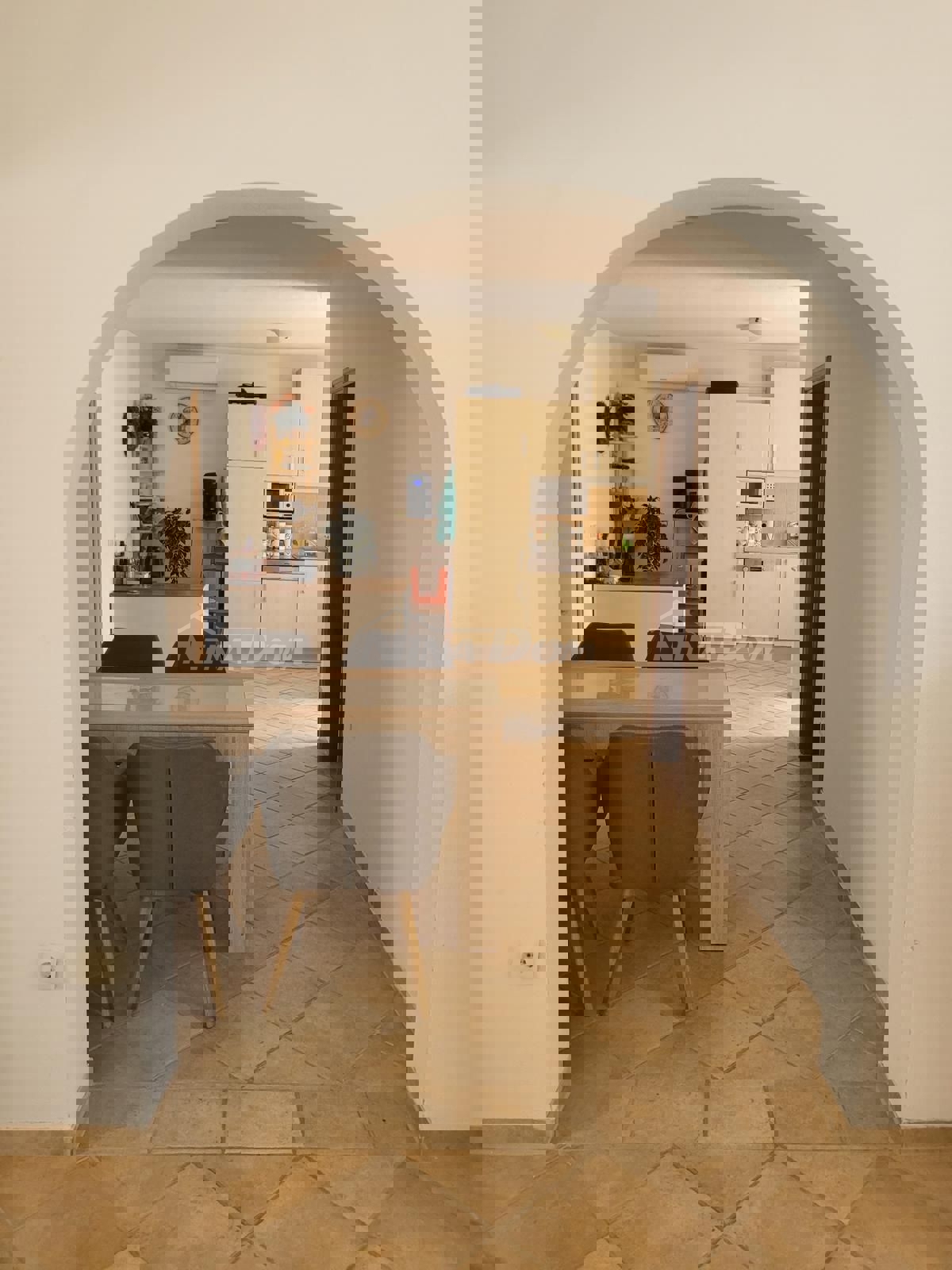 Proprietà indipendente con un appartamento con tre camere da letto e due appartamenti al piano superiore.