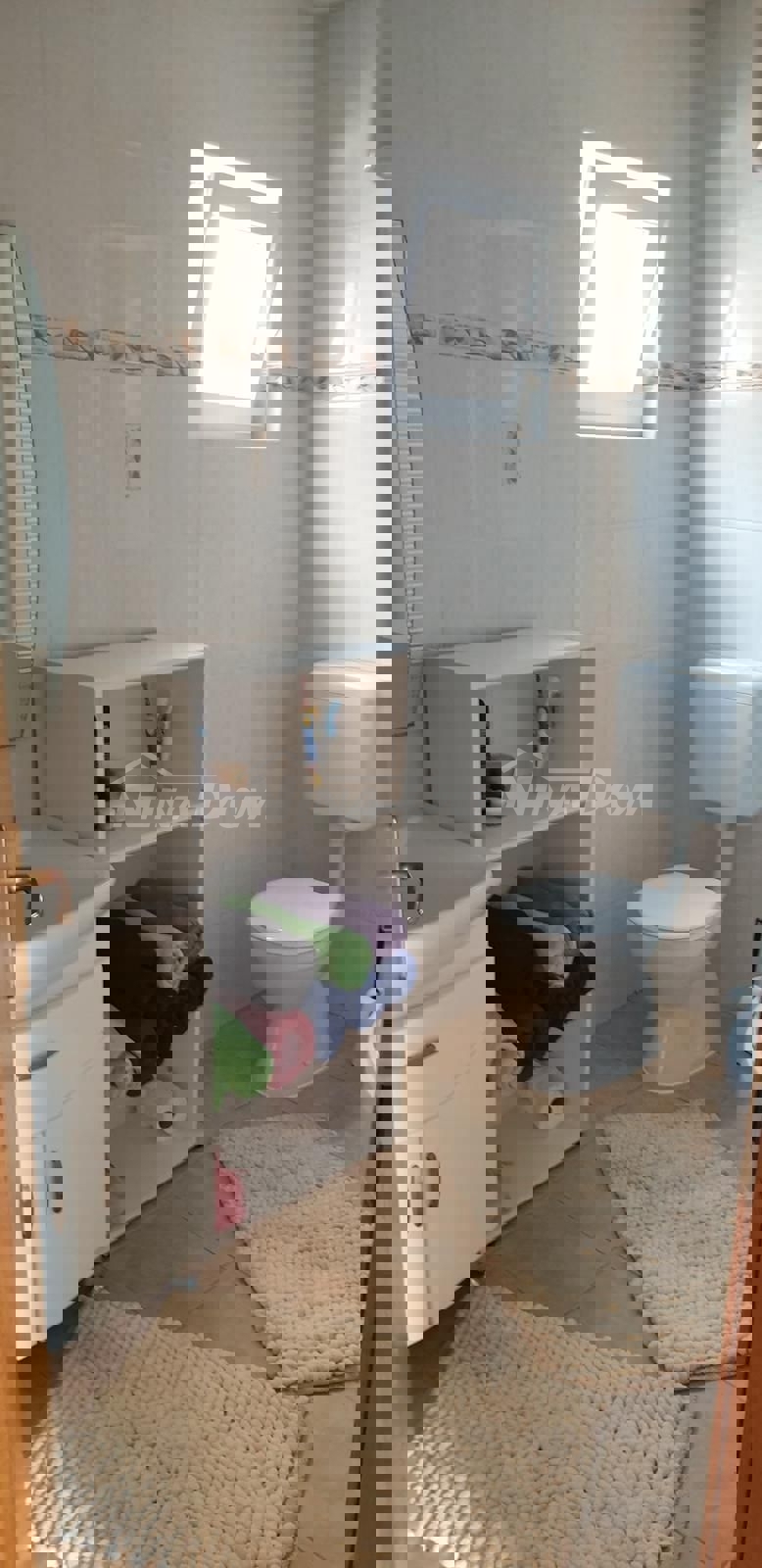 Proprietà indipendente con un appartamento con tre camere da letto e due appartamenti al piano superiore.