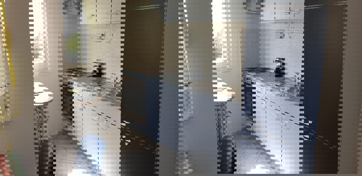 Proprietà indipendente con un appartamento con tre camere da letto e due appartamenti al piano superiore.