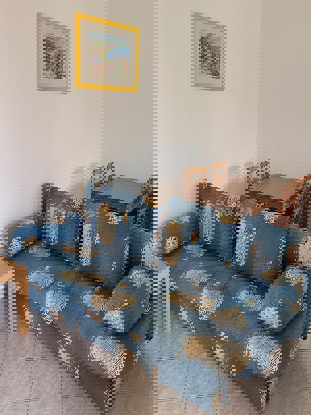 Proprietà indipendente con un appartamento con tre camere da letto e due appartamenti al piano superiore.