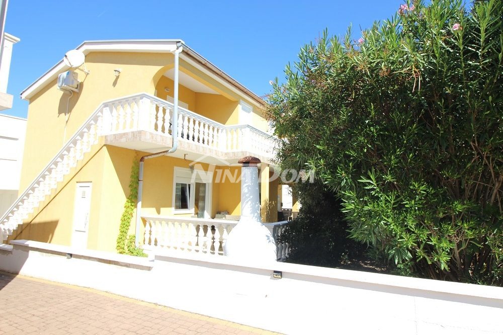 Proprietà indipendente con un appartamento con tre camere da letto e due appartamenti al piano superiore.