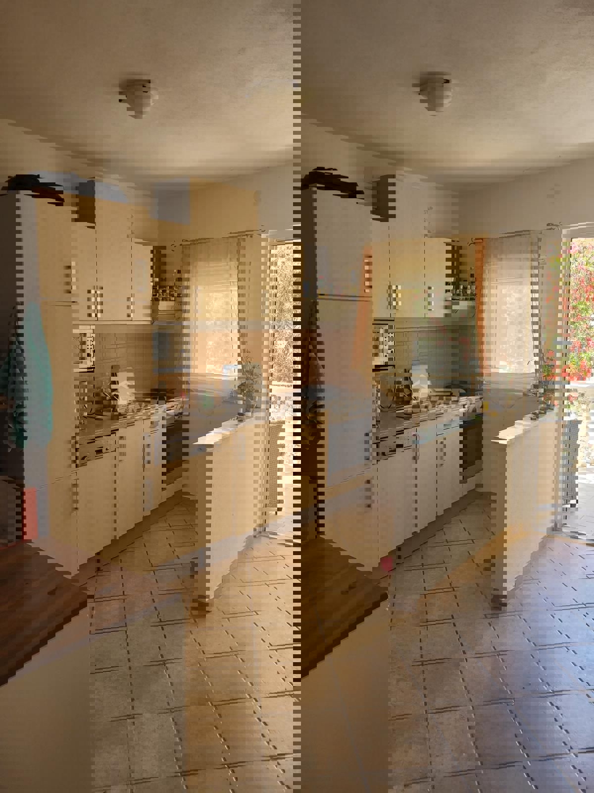 Proprietà indipendente con un appartamento con tre camere da letto e due appartamenti al piano superiore.