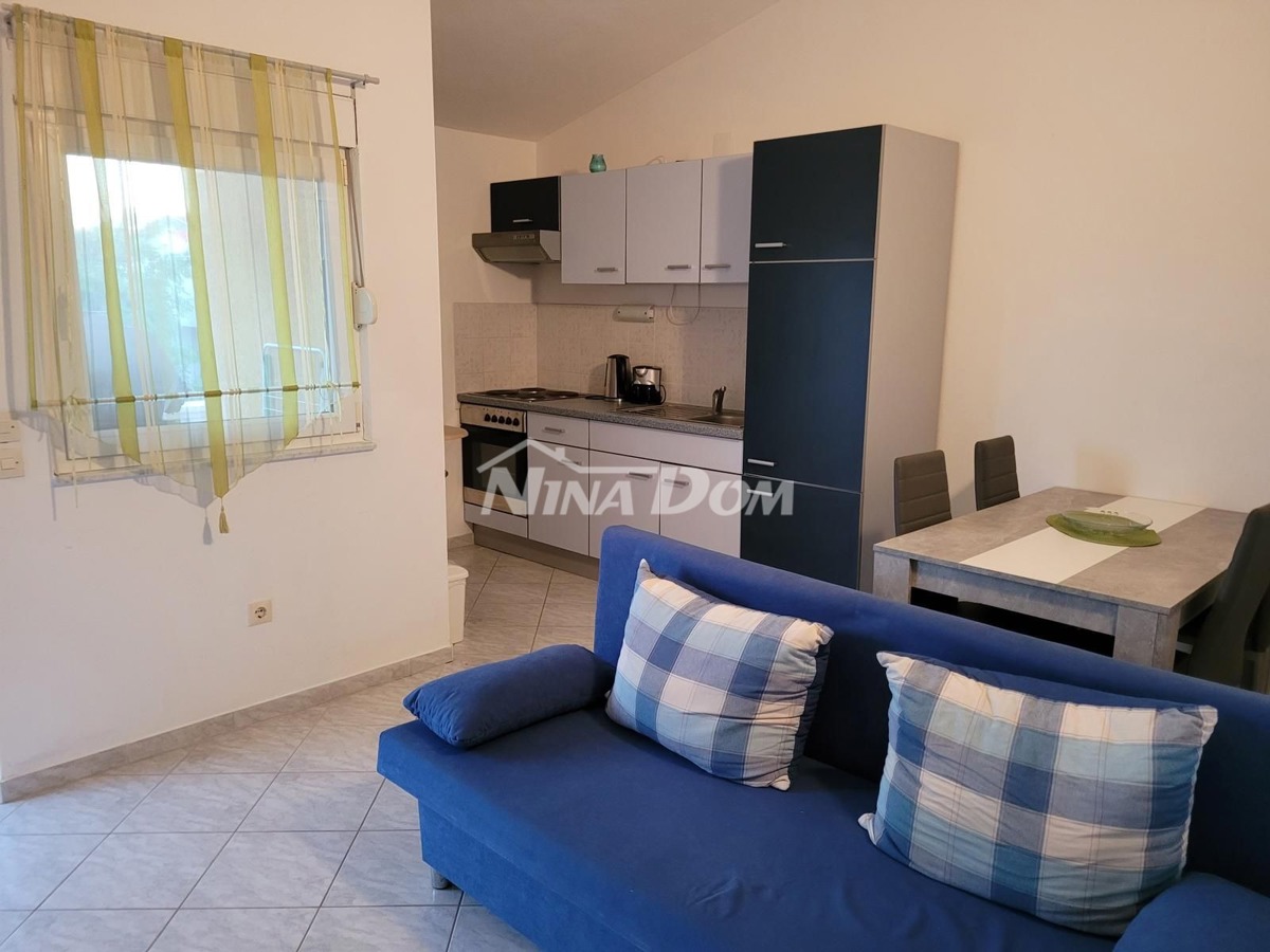 Proprietà indipendente con un appartamento con tre camere da letto e due appartamenti al piano superiore.