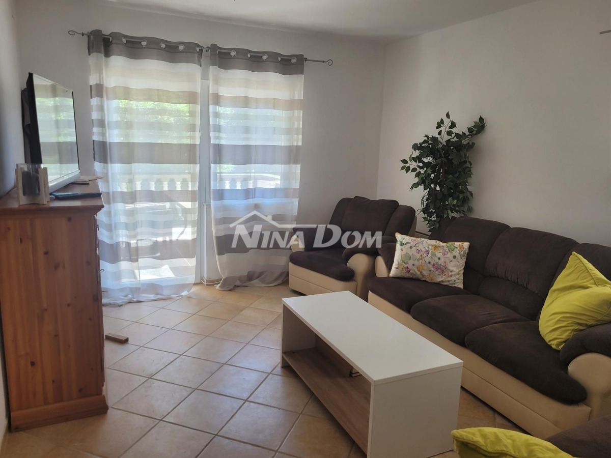 Proprietà indipendente con un appartamento con tre camere da letto e due appartamenti al piano superiore.