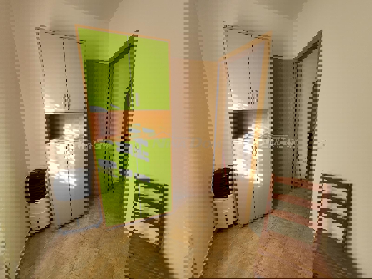 Proprietà indipendente con un appartamento con tre camere da letto e due appartamenti al piano superiore.