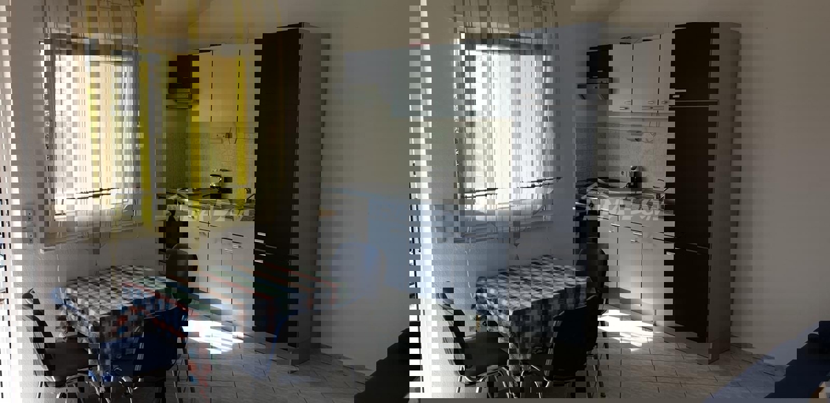 Proprietà indipendente con un appartamento con tre camere da letto e due appartamenti al piano superiore.