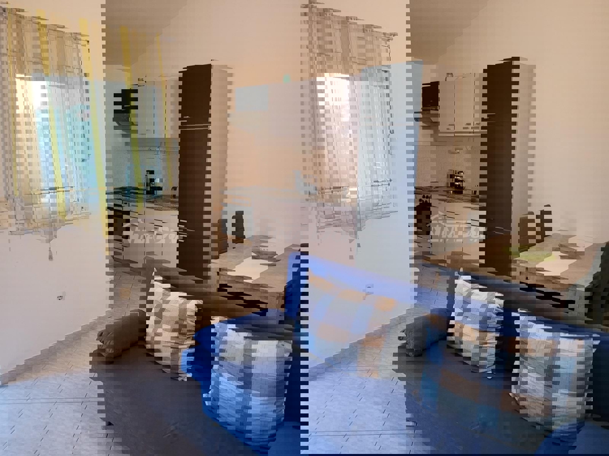 Proprietà indipendente con un appartamento con tre camere da letto e due appartamenti al piano superiore.