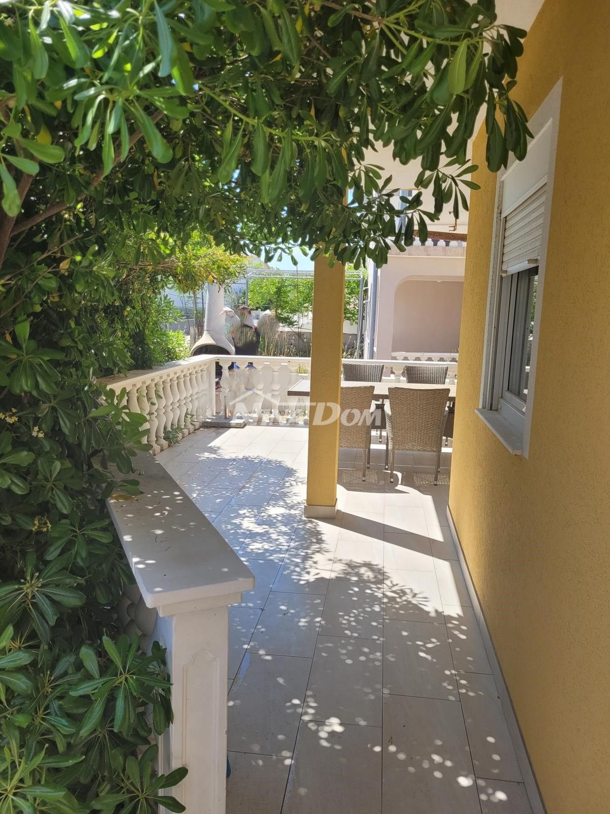 Proprietà indipendente con un appartamento con tre camere da letto e due appartamenti al piano superiore.