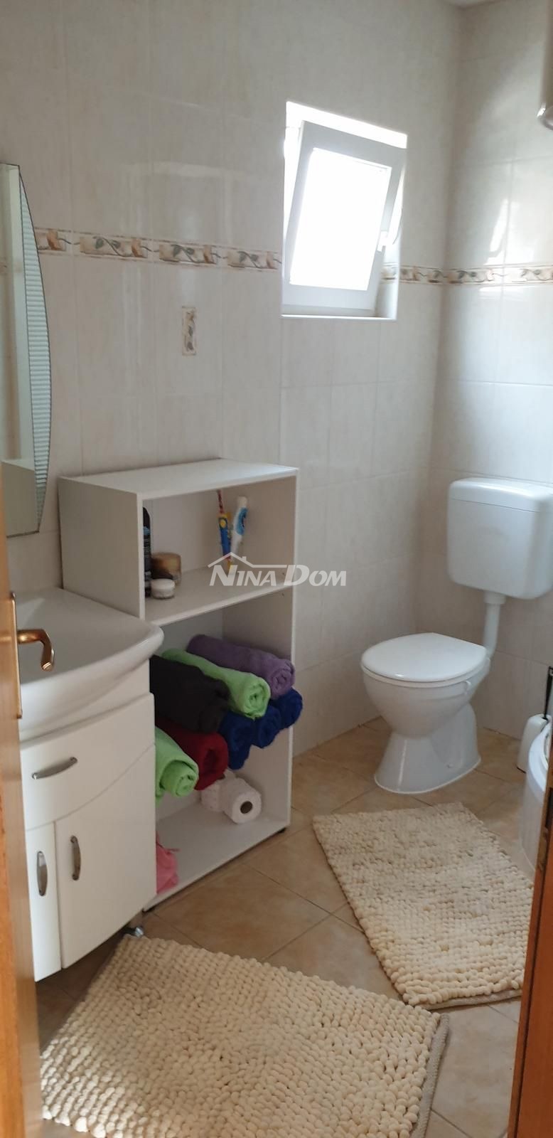 Proprietà indipendente con un appartamento con tre camere da letto e due appartamenti al piano superiore.