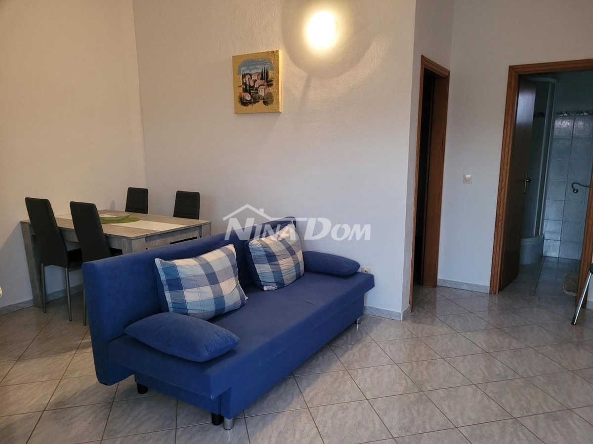 Proprietà indipendente con un appartamento con tre camere da letto e due appartamenti al piano superiore.