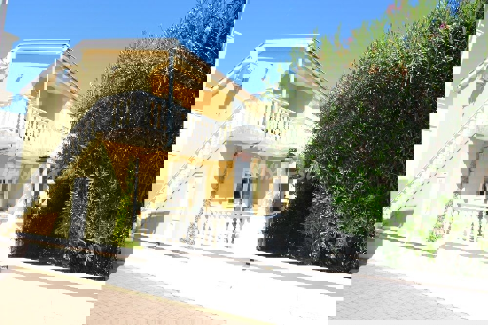 Proprietà indipendente con un appartamento con tre camere da letto e due appartamenti al piano superiore.