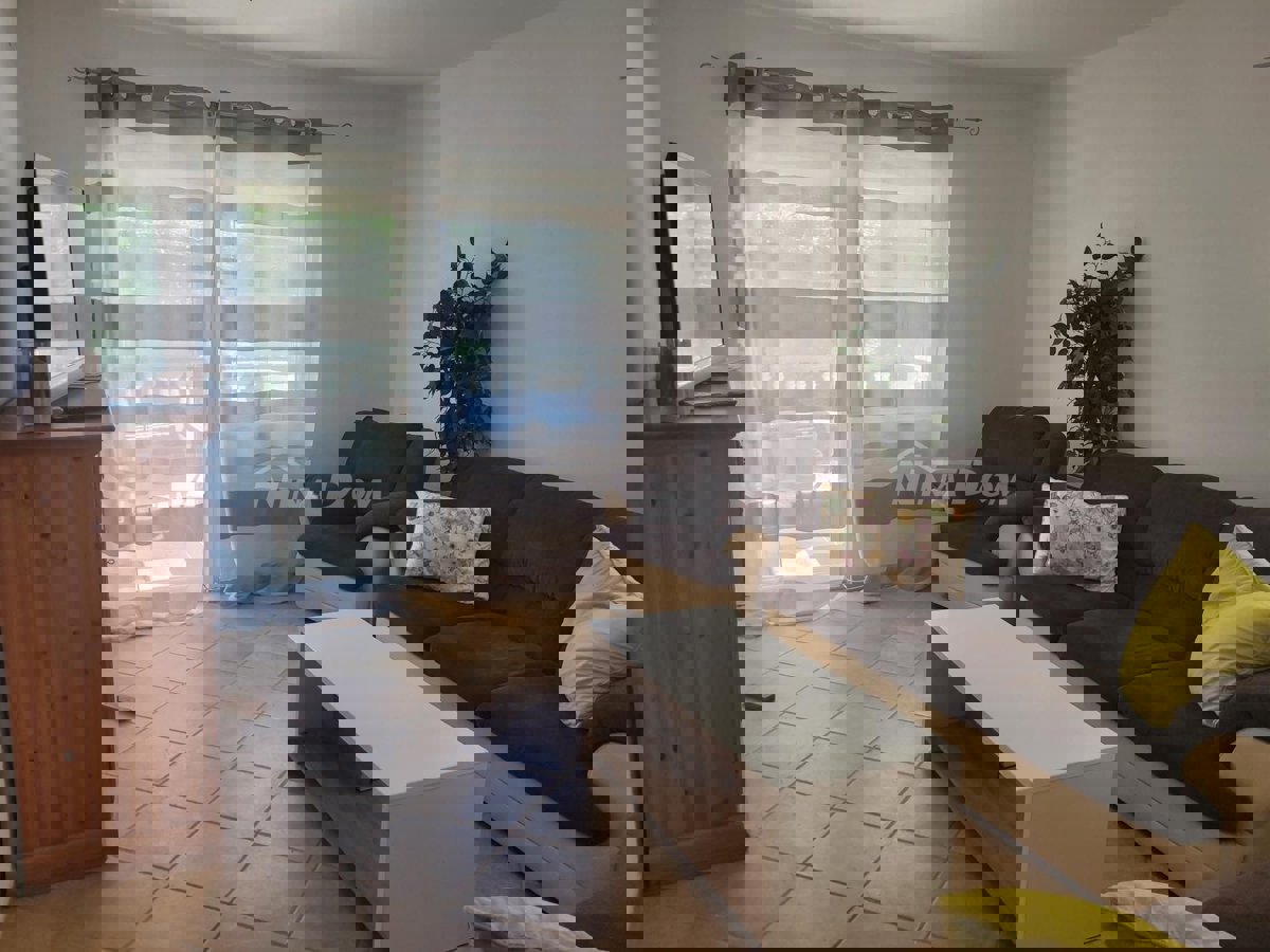 Proprietà indipendente con un appartamento con tre camere da letto e due appartamenti al piano superiore.