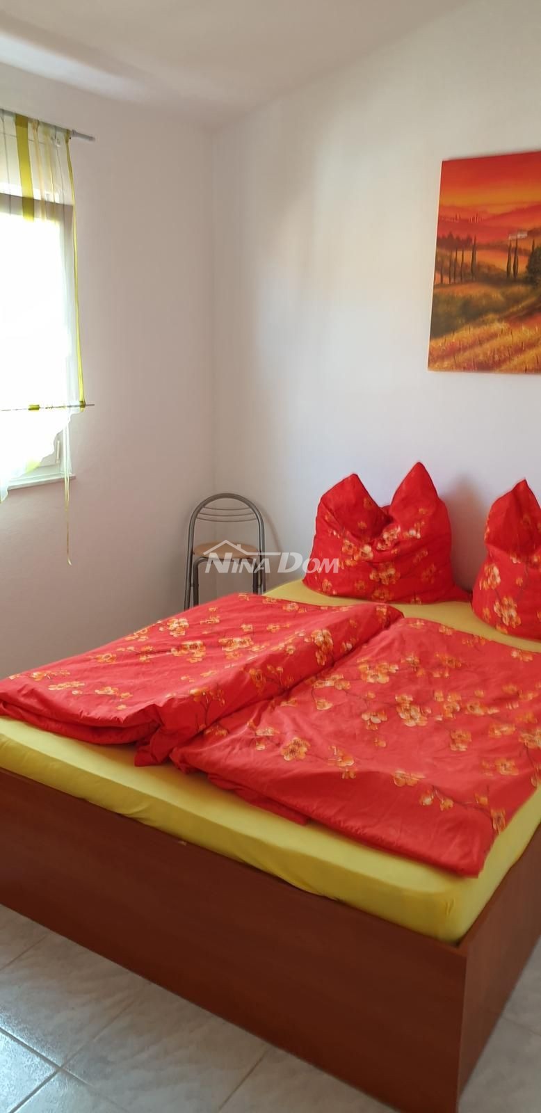 Proprietà indipendente con un appartamento con tre camere da letto e due appartamenti al piano superiore.