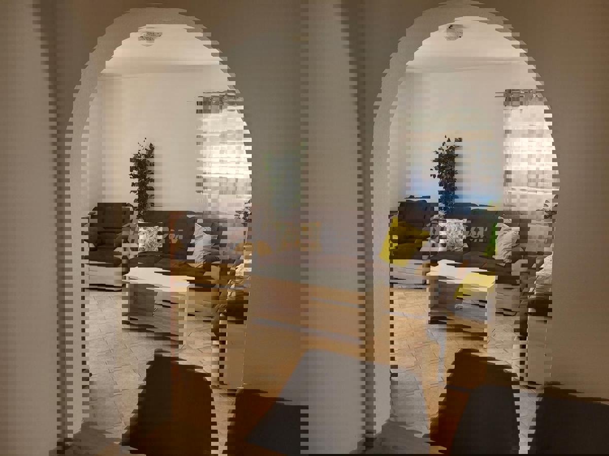 Proprietà indipendente con un appartamento con tre camere da letto e due appartamenti al piano superiore.