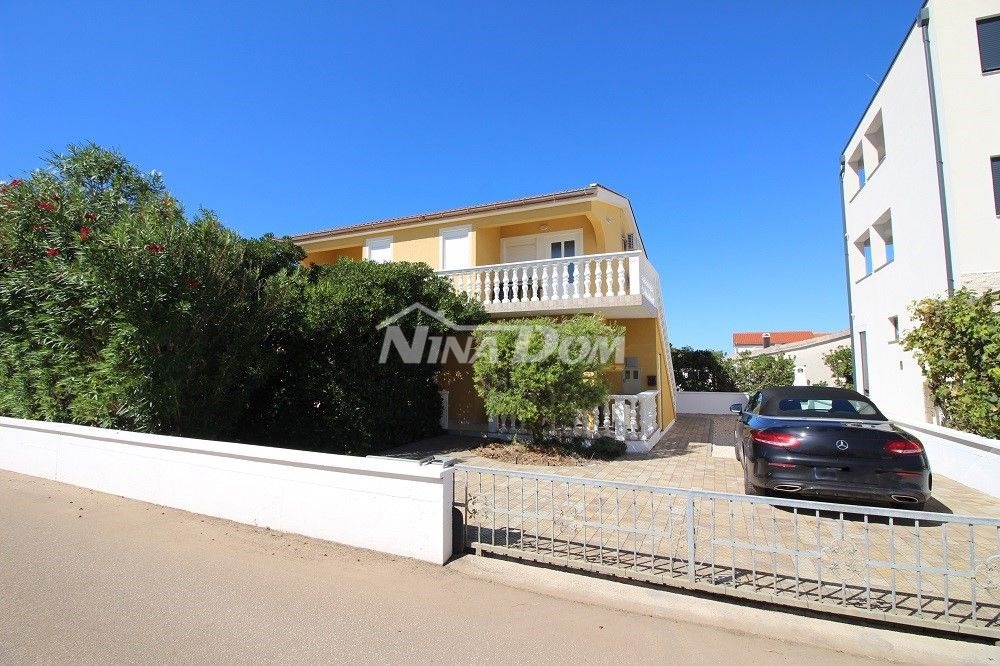 Proprietà indipendente con un appartamento con tre camere da letto e due appartamenti al piano superiore.