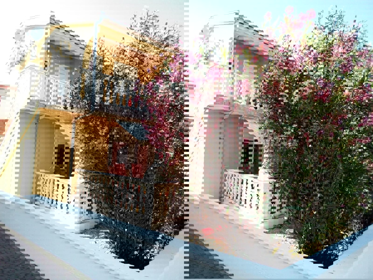 Proprietà indipendente con un appartamento con tre camere da letto e due appartamenti al piano superiore.