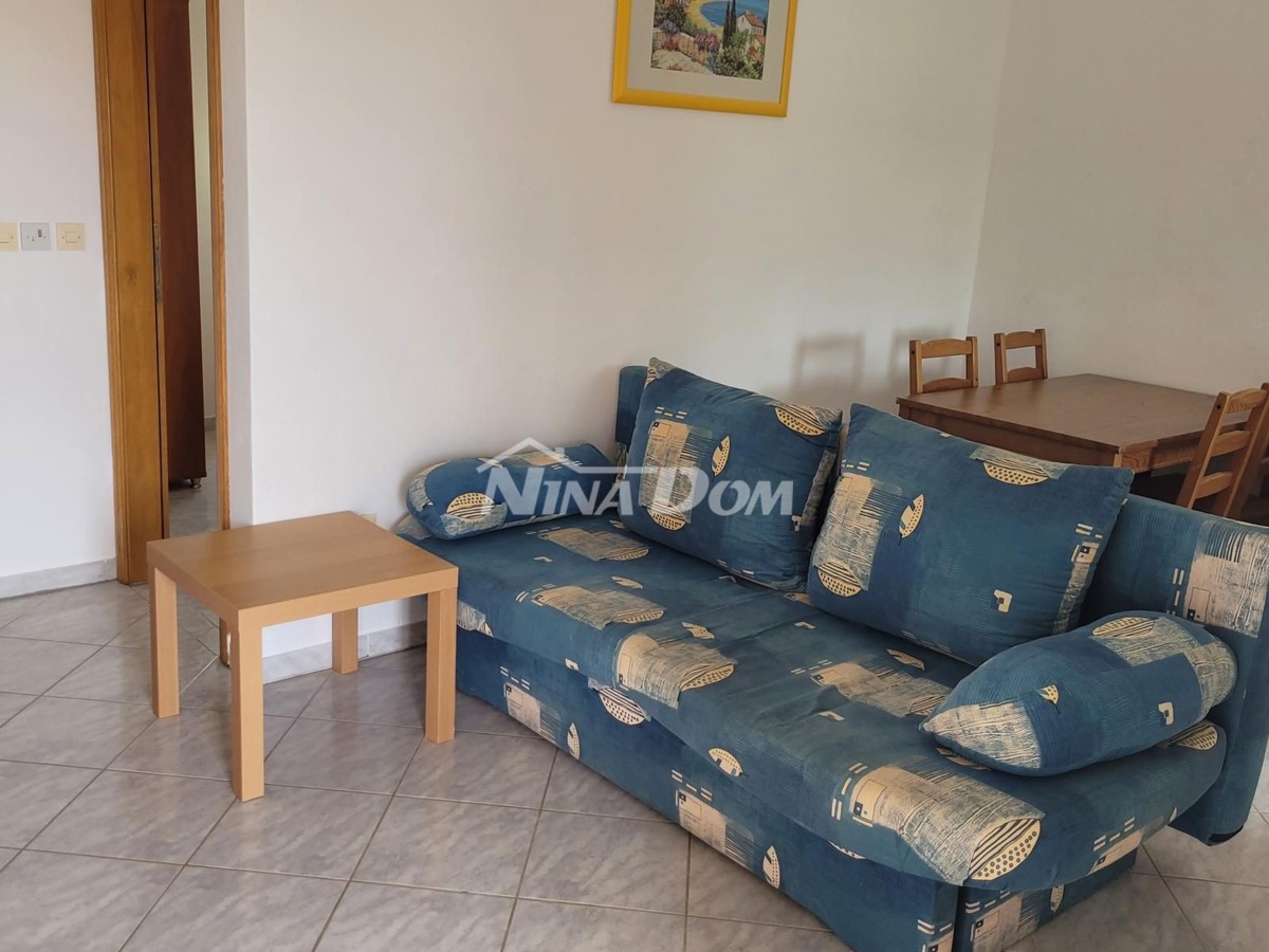 Proprietà indipendente con un appartamento con tre camere da letto e due appartamenti al piano superiore.