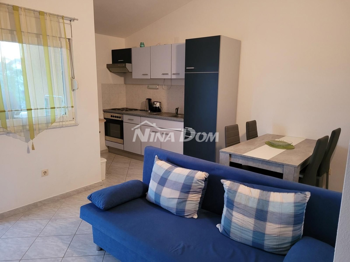 Proprietà indipendente con un appartamento con tre camere da letto e due appartamenti al piano superiore.