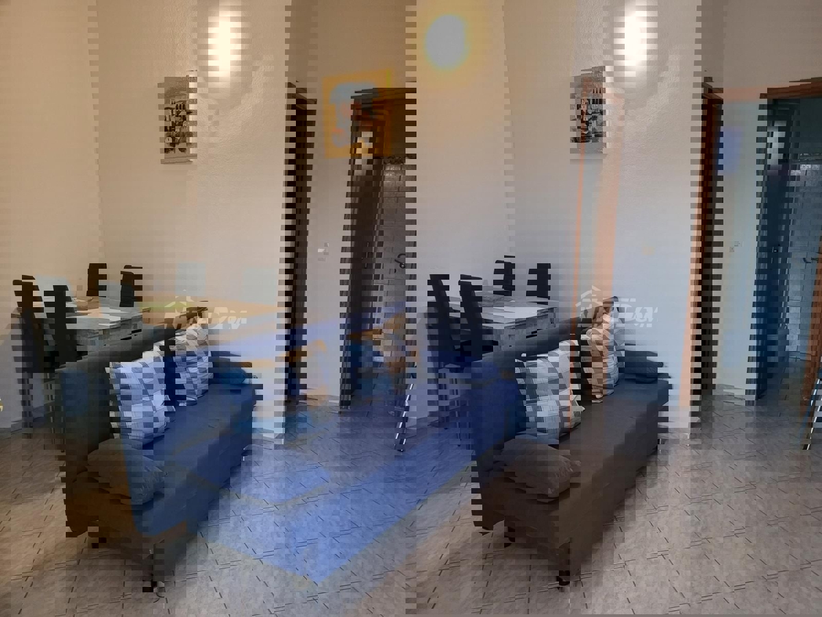 Proprietà indipendente con un appartamento con tre camere da letto e due appartamenti al piano superiore.