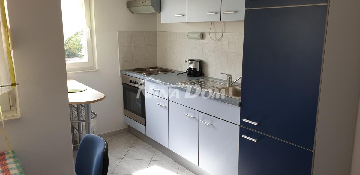 Proprietà indipendente con un appartamento con tre camere da letto e due appartamenti al piano superiore.