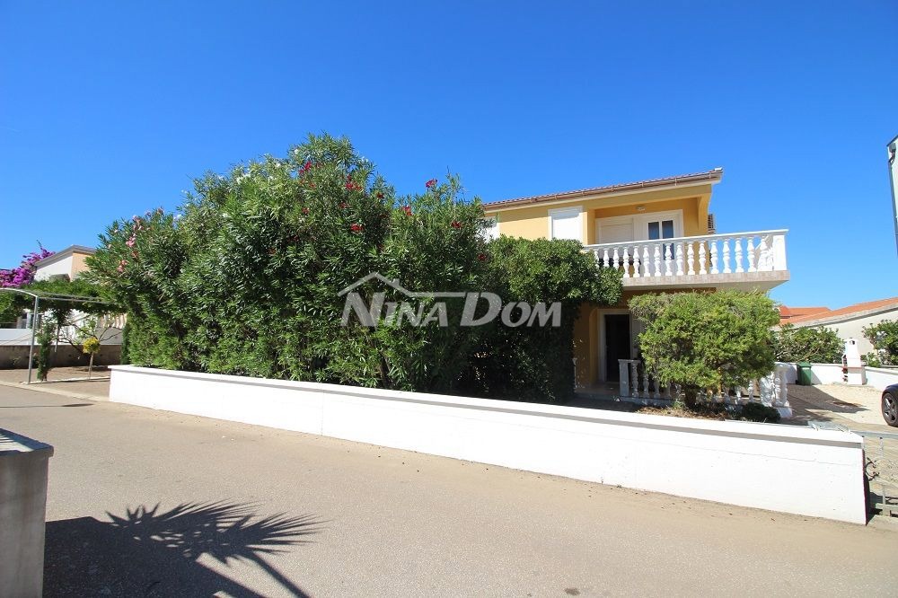 Proprietà indipendente con un appartamento con tre camere da letto e due appartamenti al piano superiore.