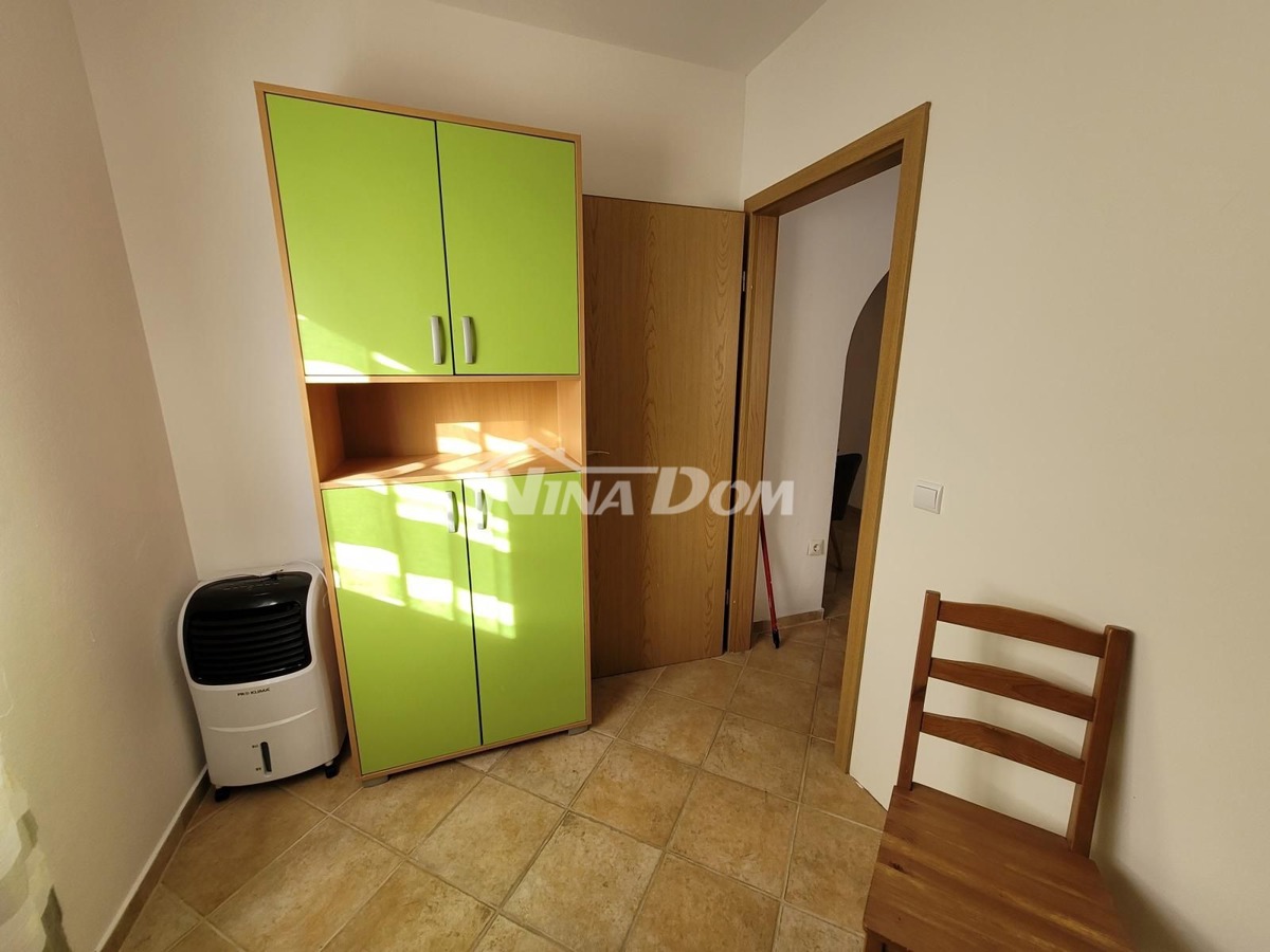 Proprietà indipendente con un appartamento con tre camere da letto e due appartamenti al piano superiore.