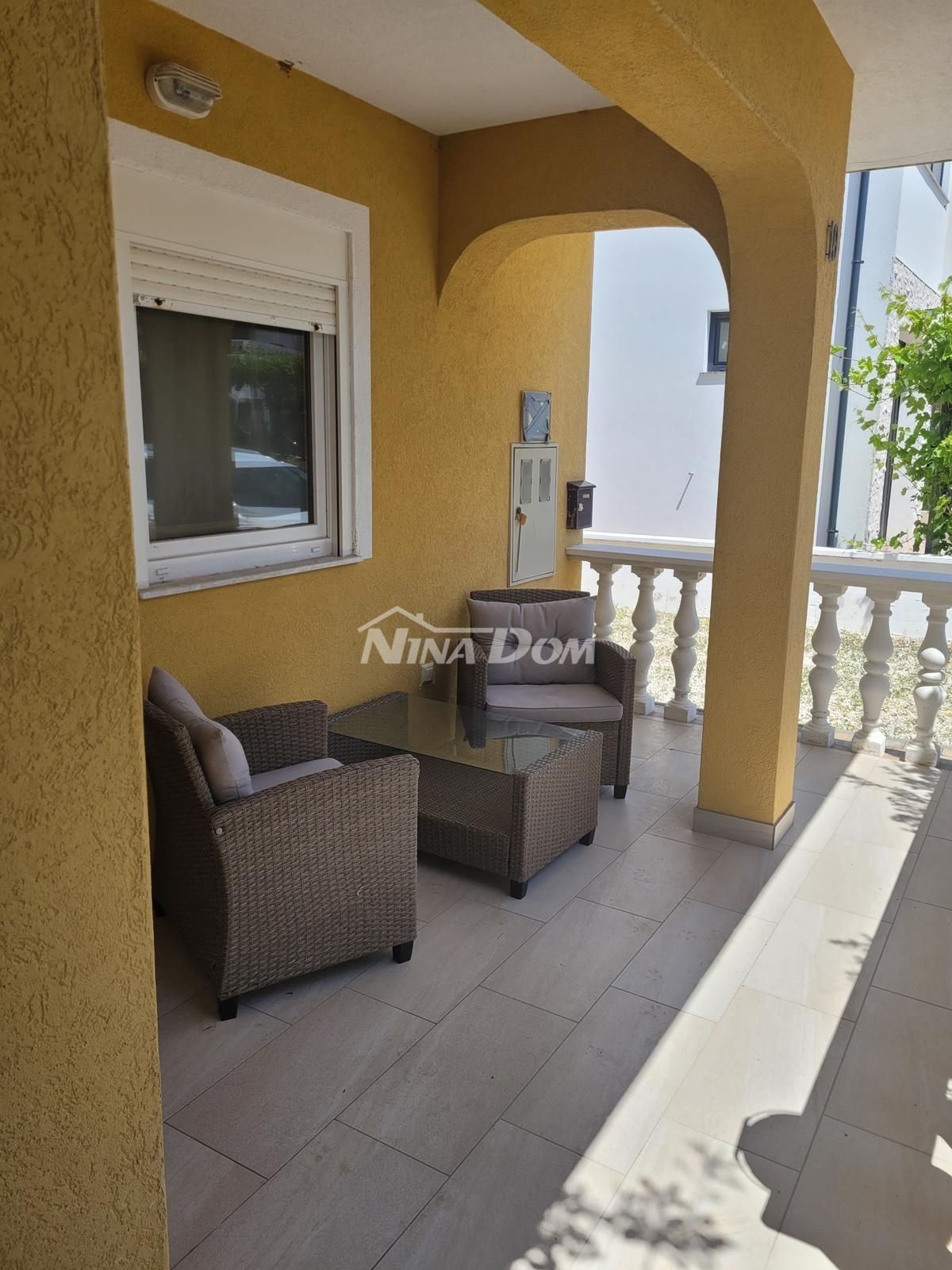 Proprietà indipendente con un appartamento con tre camere da letto e due appartamenti al piano superiore.