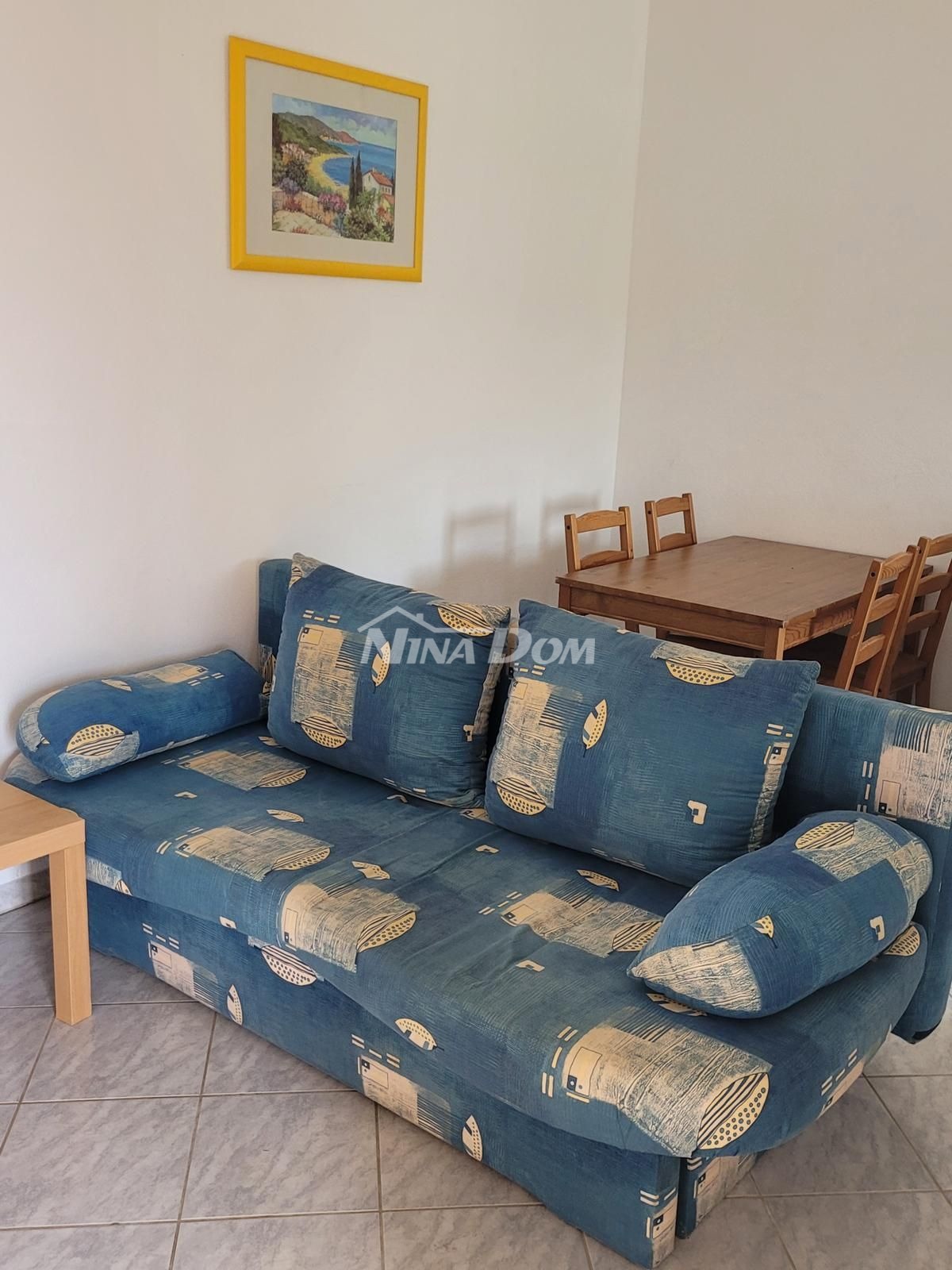 Proprietà indipendente con un appartamento con tre camere da letto e due appartamenti al piano superiore.