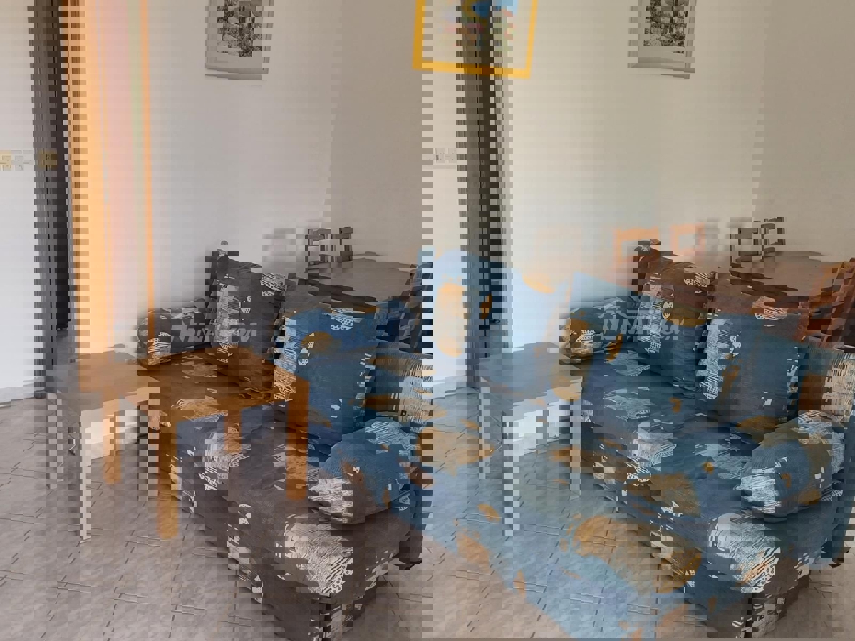 Proprietà indipendente con un appartamento con tre camere da letto e due appartamenti al piano superiore.