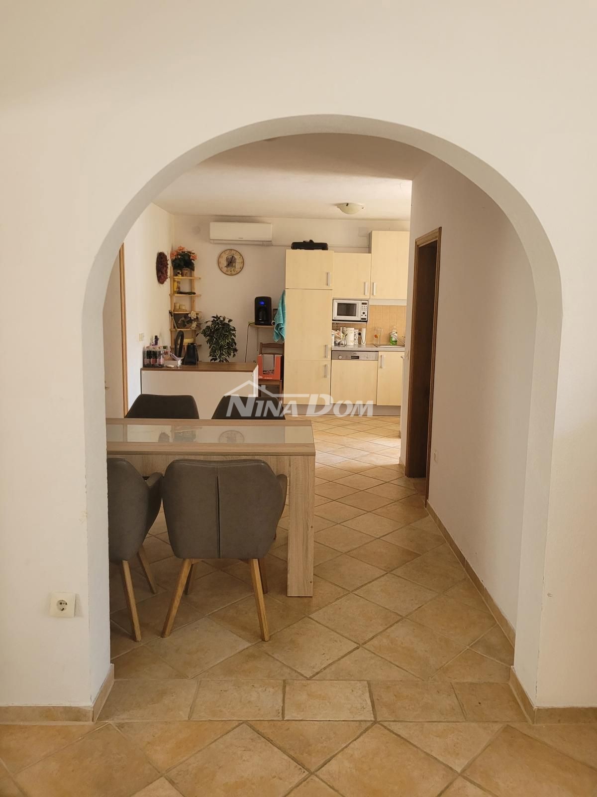 Proprietà indipendente con un appartamento con tre camere da letto e due appartamenti al piano superiore.