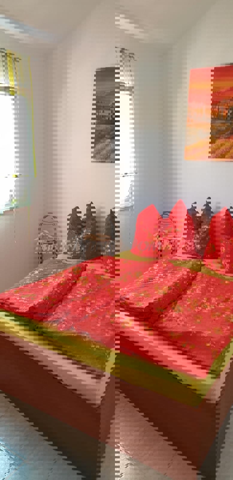 Proprietà indipendente con un appartamento con tre camere da letto e due appartamenti al piano superiore.