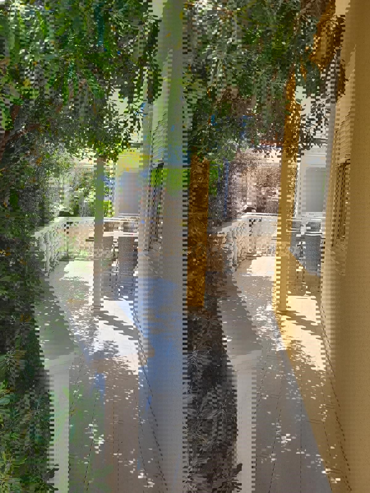 Proprietà indipendente con un appartamento con tre camere da letto e due appartamenti al piano superiore.