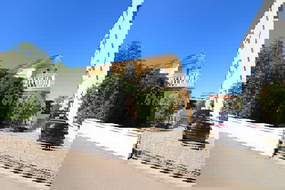 Proprietà indipendente con un appartamento con tre camere da letto e due appartamenti al piano superiore.