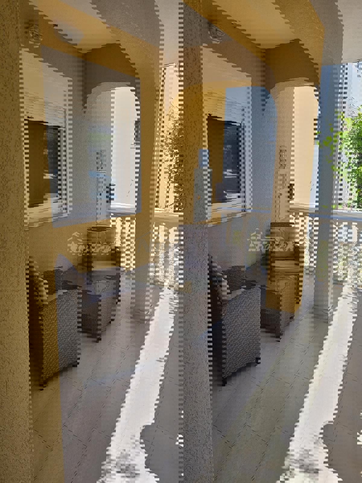 Proprietà indipendente con un appartamento con tre camere da letto e due appartamenti al piano superiore.