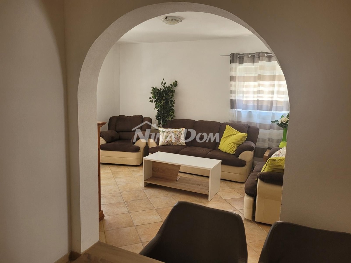 Proprietà indipendente con un appartamento con tre camere da letto e due appartamenti al piano superiore.