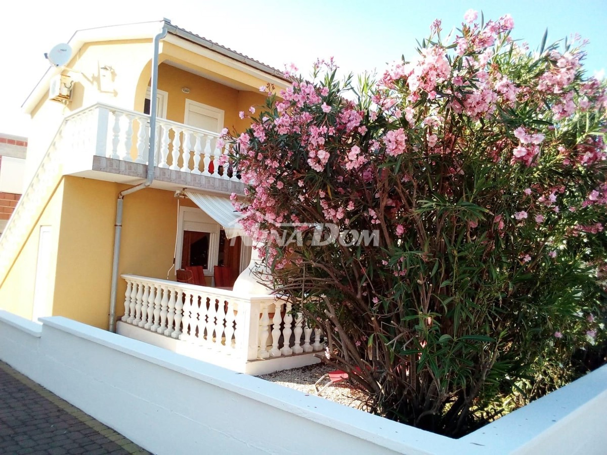 Proprietà indipendente con un appartamento con tre camere da letto e due appartamenti al piano superiore.