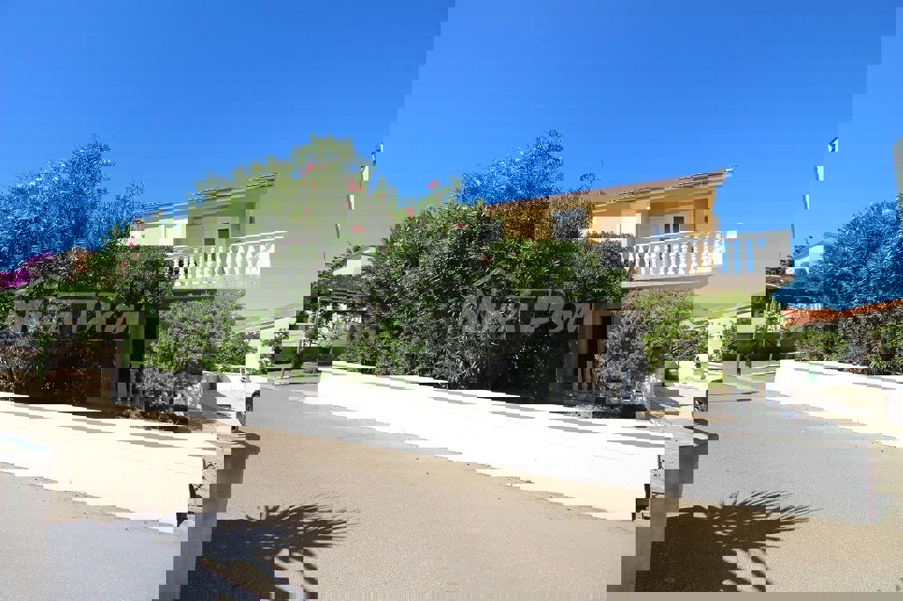 Proprietà indipendente con un appartamento con tre camere da letto e due appartamenti al piano superiore.