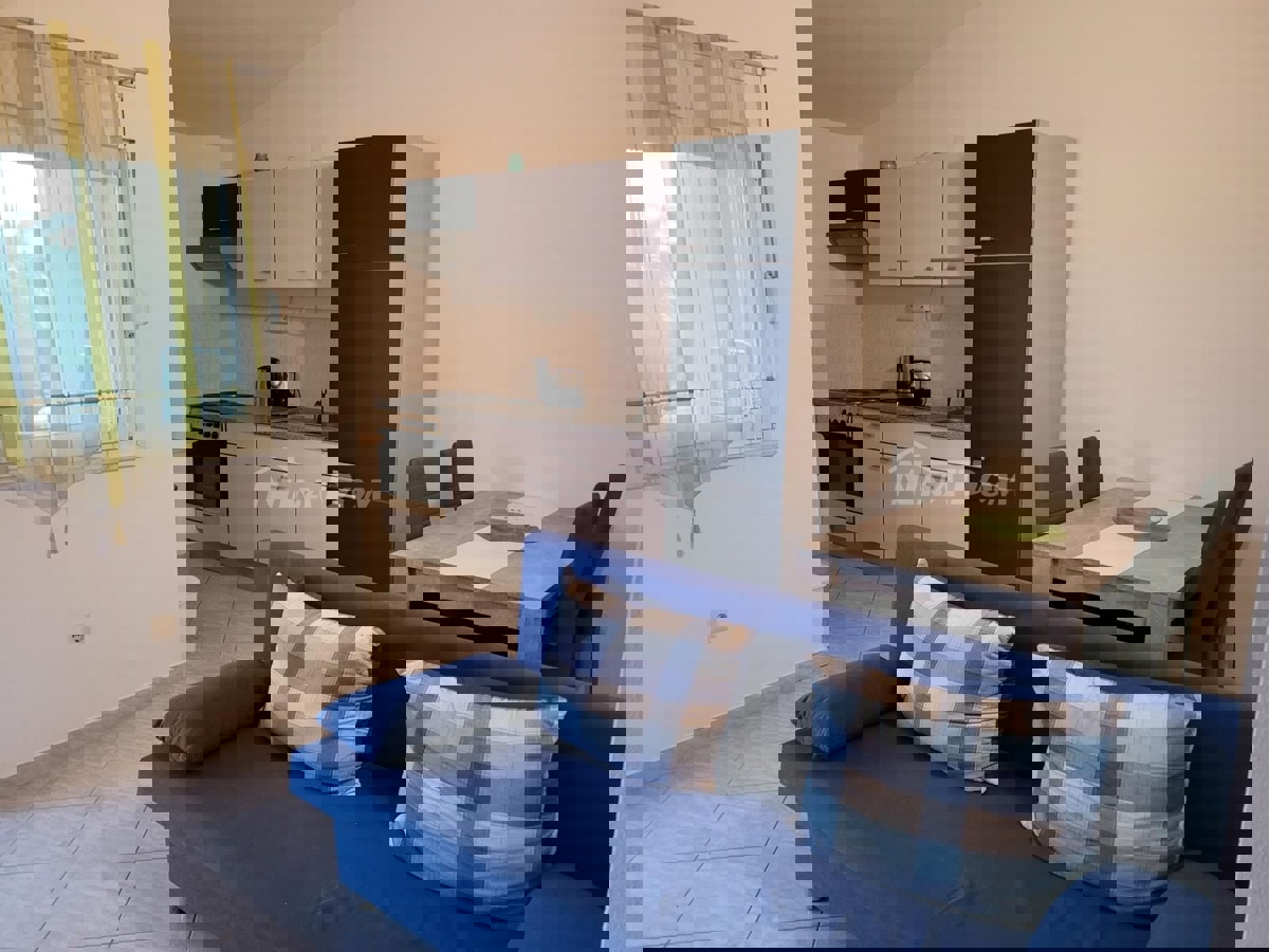 Proprietà indipendente con un appartamento con tre camere da letto e due appartamenti al piano superiore.