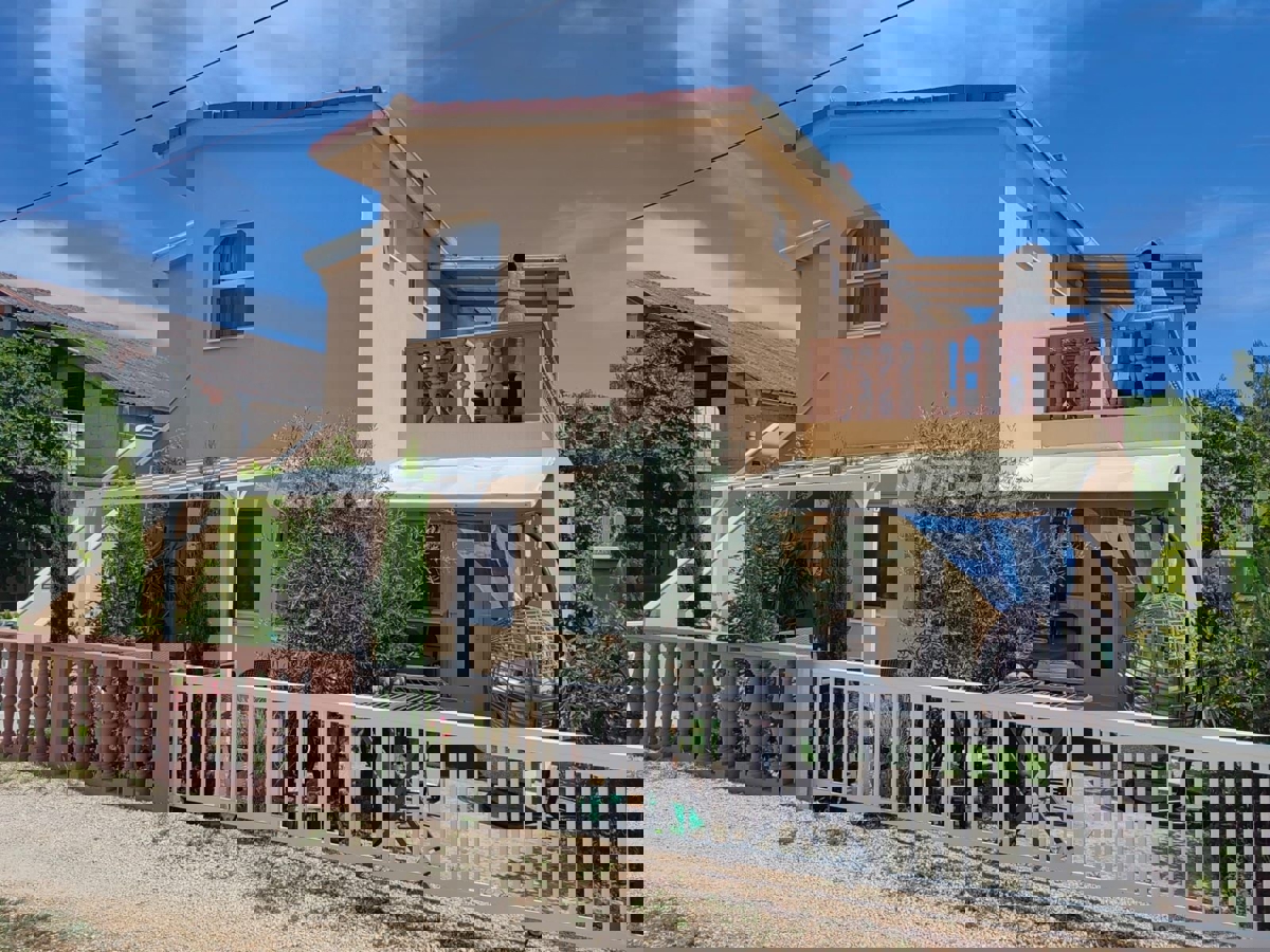 Proprietà familiare adatta sia per residenza occasionale che permanente