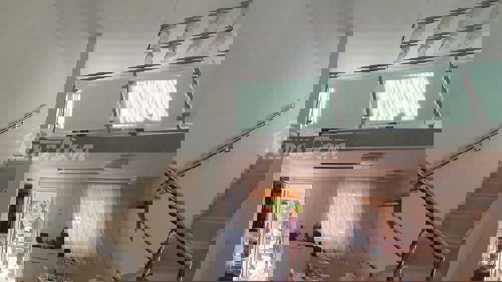 Casa a un piano con galleria, garage e cantina con uno splendido giardino.