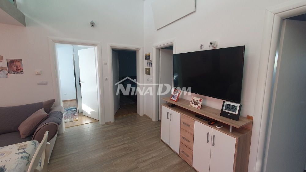 Casa a un piano con galleria, garage e cantina con uno splendido giardino.