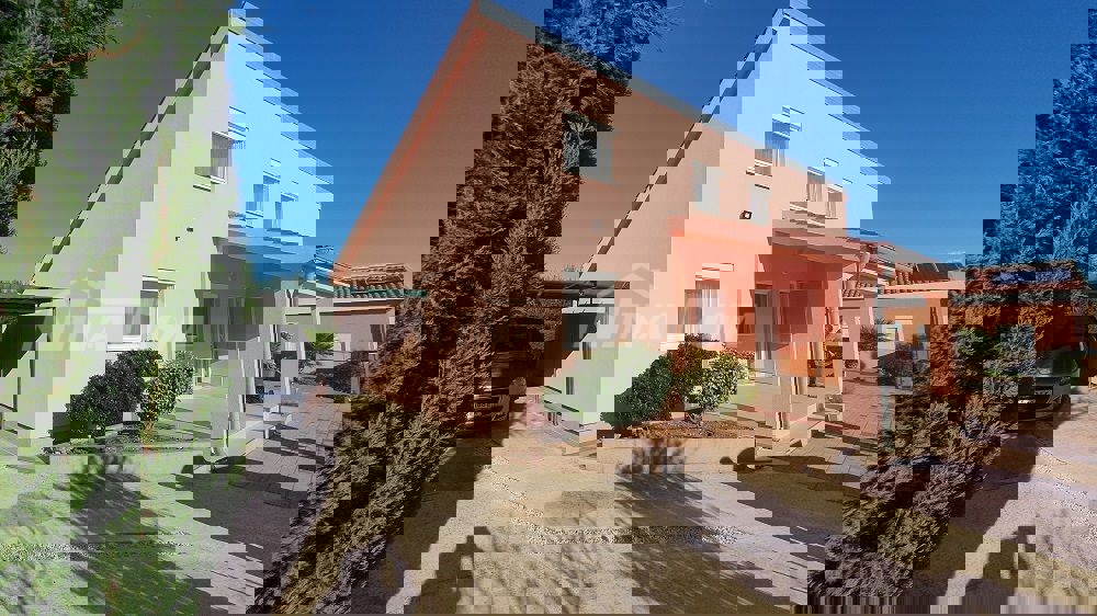 Casa a un piano con galleria, garage e cantina con uno splendido giardino.