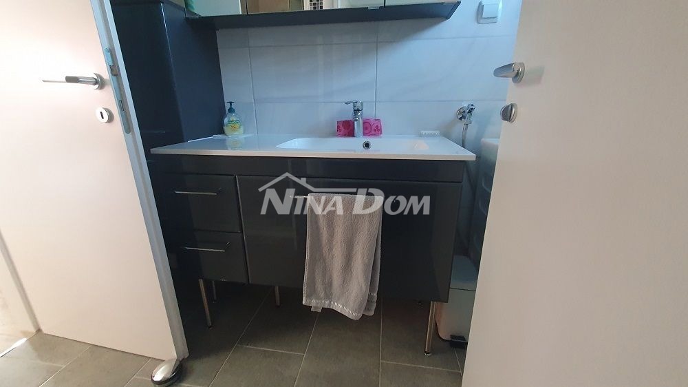 Casa a un piano con galleria, garage e cantina con uno splendido giardino.