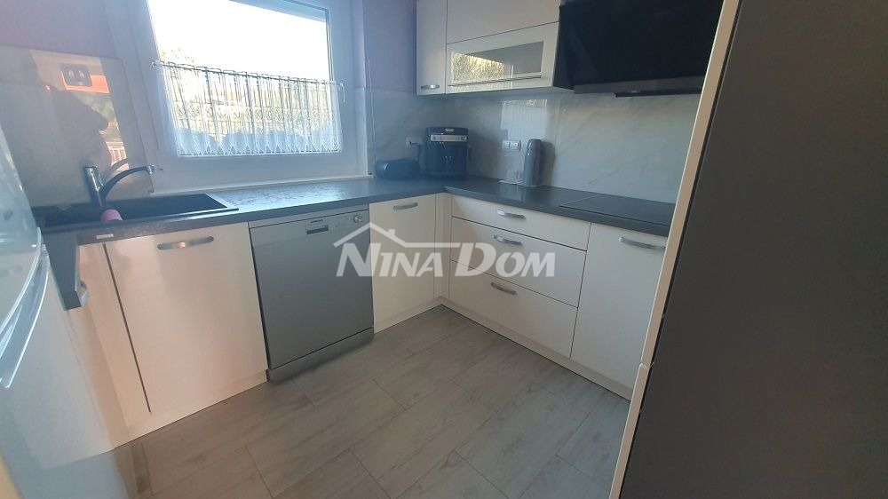 Casa a un piano con galleria, garage e cantina con uno splendido giardino.