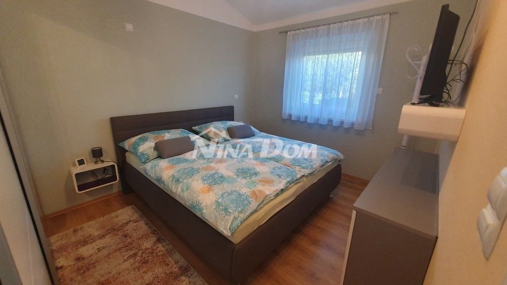 Casa a un piano con galleria, garage e cantina con uno splendido giardino.